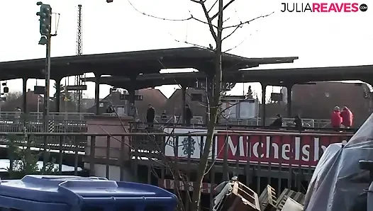 Azgın kaltak açık havada sikilirken sert inliyor