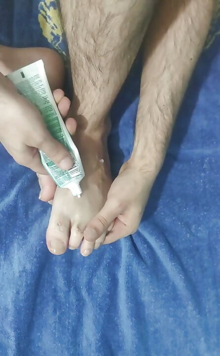 내 발에 크림을 쏟아붓다 1