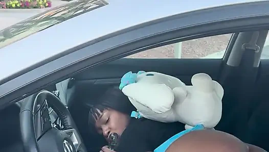 Dildo emiyor ve anal fışkırtarak sikişiyor