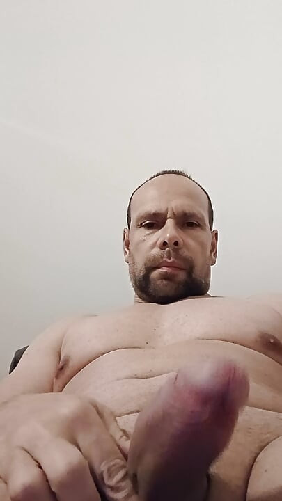 I end up ejaculating large jets of thick and I spread it on me