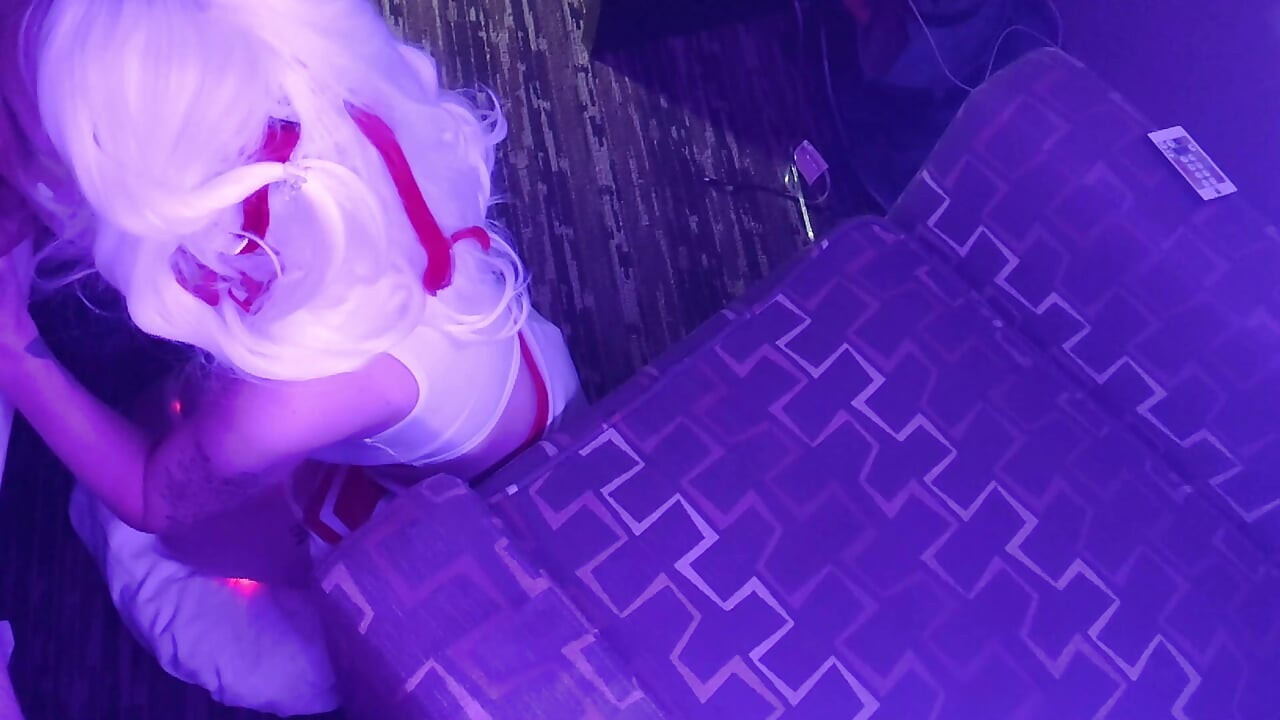 Egirl, petite pom-pom girl raveuse, adore la bite et baise dans toute la chambre et termine par un creampie en gros plan