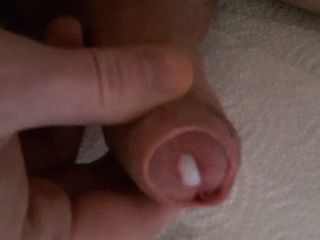 Крошечный пенис куколд кончает с небольшой порцией спермы: D