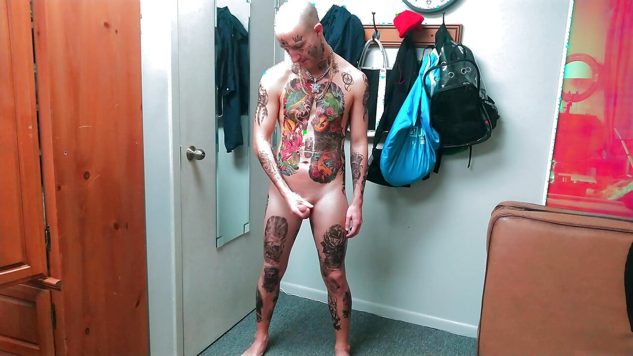 全身破爛的男人假陽具被操