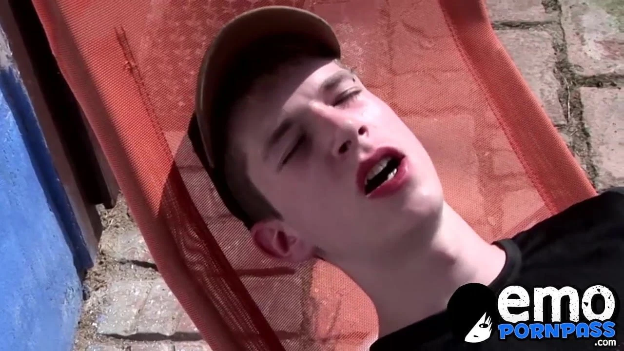 Quente tesuda Twink Denis Raw golpeia e cavalga pau grande sem camisinha