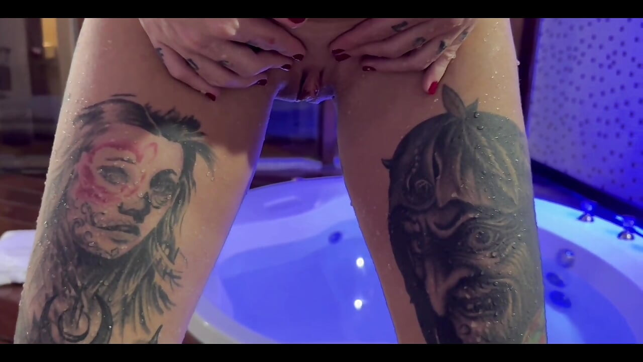 Cris Bathory Uzyskiwanie fucked w wannie z hydromasażem