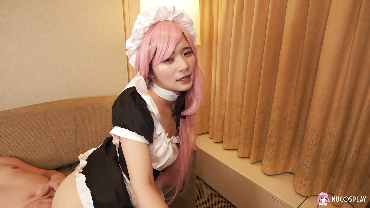 Tesuda empregada asiática Ringo Fujii é fodida com força em um quarto de hotel.
