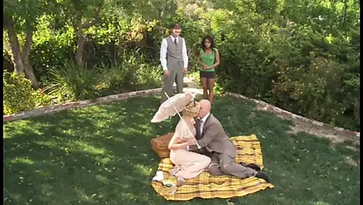 Шлюховатую милфу-блондинку трахнули на улице и камшот на киску от большого члена