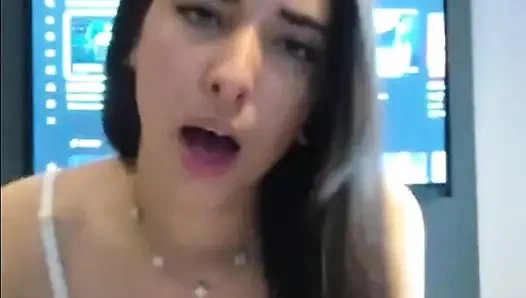 Такая покорная, что я наполняю себя молоком