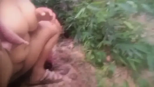Schwiegermutter spielt Tarzan im dschungelpisse