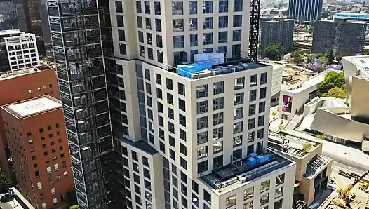 Cewek seksi rambut pirang ini lagi asik nyepong dan nyepong kontol dengan ganas