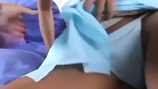 Carrie lutscht ein paar eier trocken