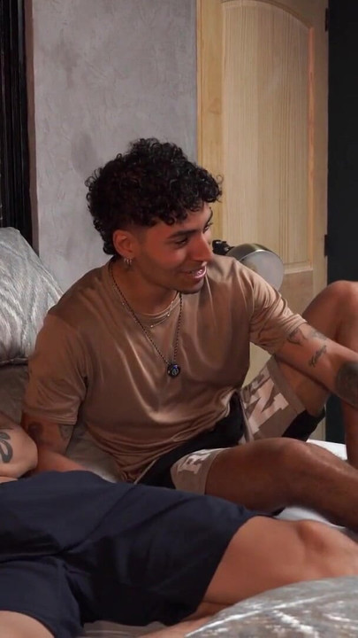 他们在做什么？继子和他的朋友自慰，他们的继母决定教他们 |剪辑 1