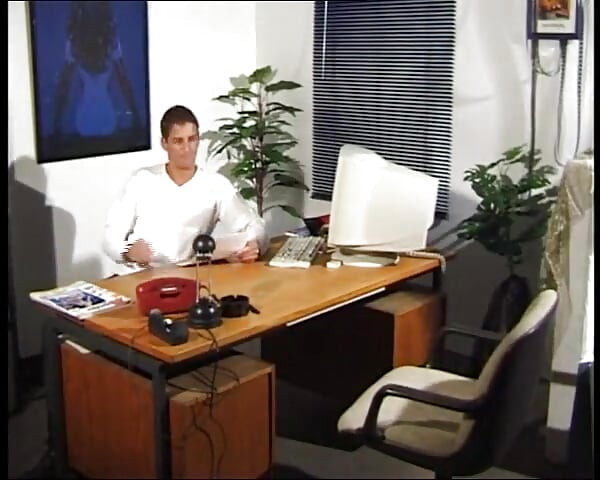 Petite Office Secreary tem sua buceta esmagada