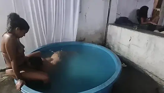 Секс с мулаткой Милленой Риос в бассейне