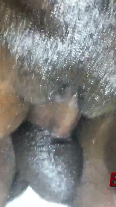 Mi madrastra me sedujo en el baño | Clip 1