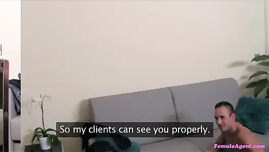 Kadın ajan - sevimli adam orta yaşlı seksi ajanın amını akıllara durgunluk veren orgazm için sikiyor