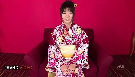 Соблазнительное кимоно Chiharu ублажает двух парней минетом и кримпаем восхитительно