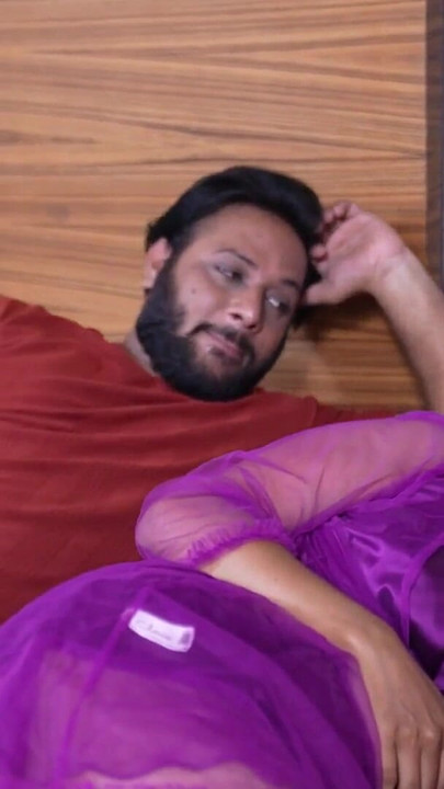 Ikonischer moment aus "indische bhabhi und ihre beste freundin laden einen Stier mit großem schwanz ein, wenn sie beide zu hause fickt, Hardcore-sex"