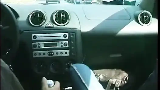 Genç sarışın sürtük parkta güzel bir sakso çekiyor