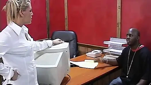 Черный член для шлюхи