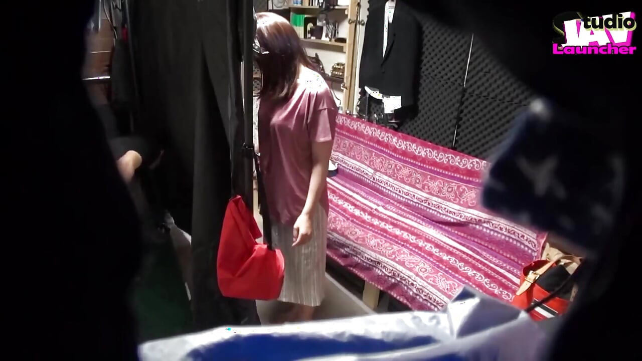 De vriendin van mijn vrouw bleef bij en haar rijpe charme trok me langzaam dichterbij - deel 1