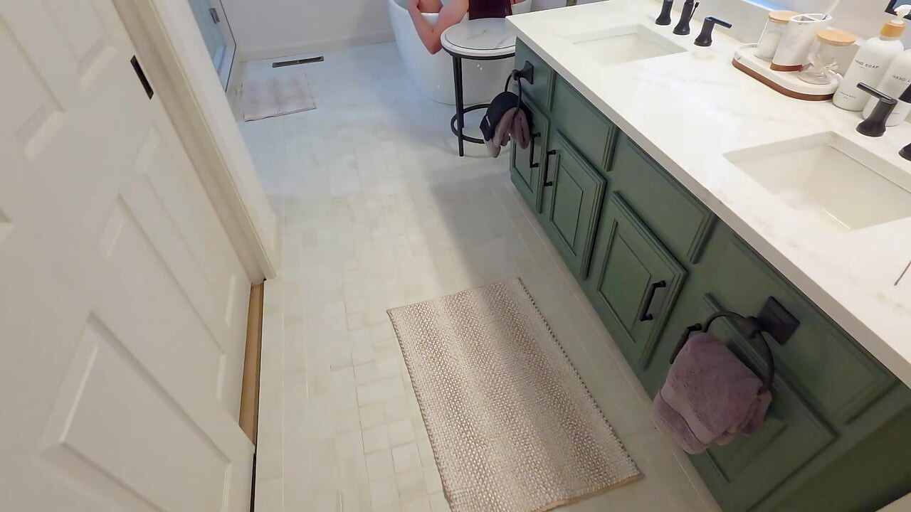 walking in on college girl masturbating in bath tub