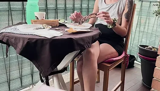 Лара ест мясо, затем трахается с минетом и кримпаем на диване