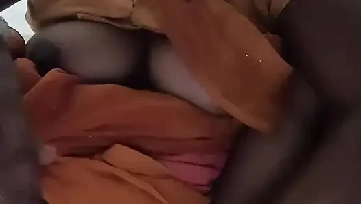Индийская бхабхи достала воду своим пальцем