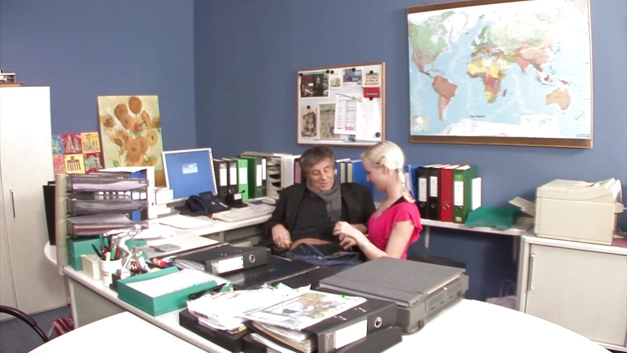 Nastoletni stażysta zerżnięta przez szefa!