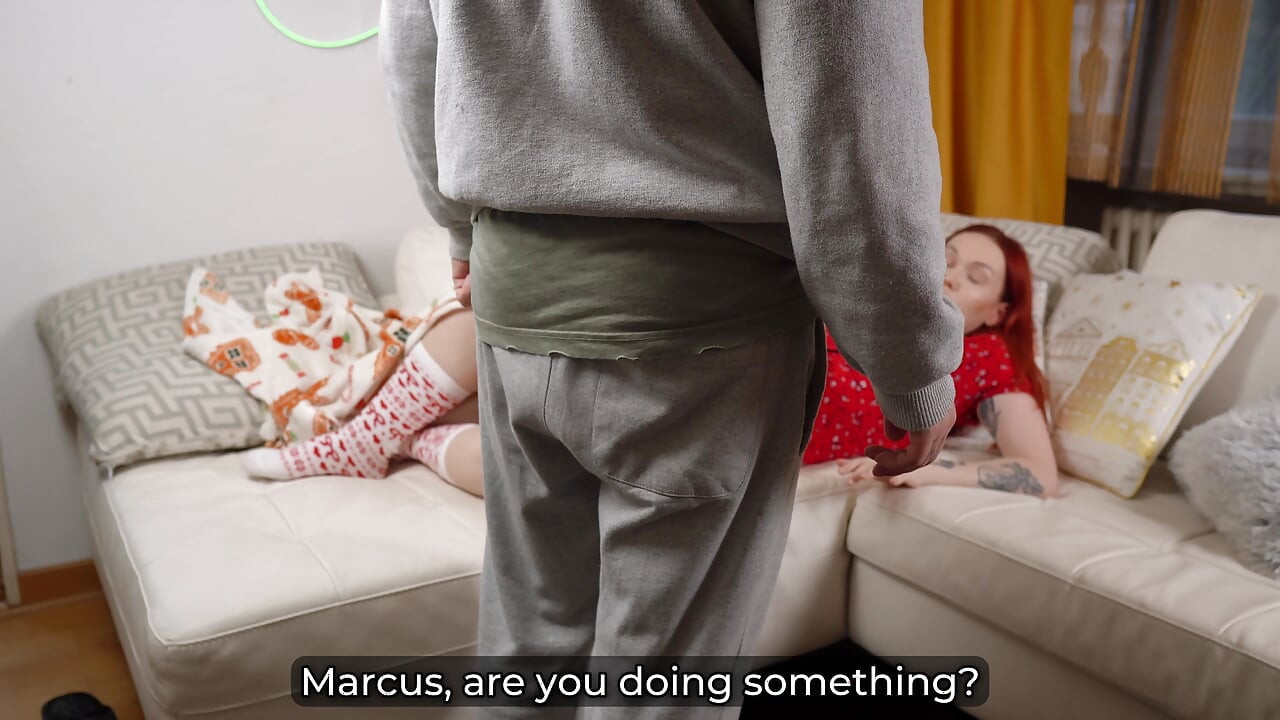 ¡Escandaloso! Madrastra chupa la polla del hijastro como Santa y obtiene enormes tetas después de creampie Wish