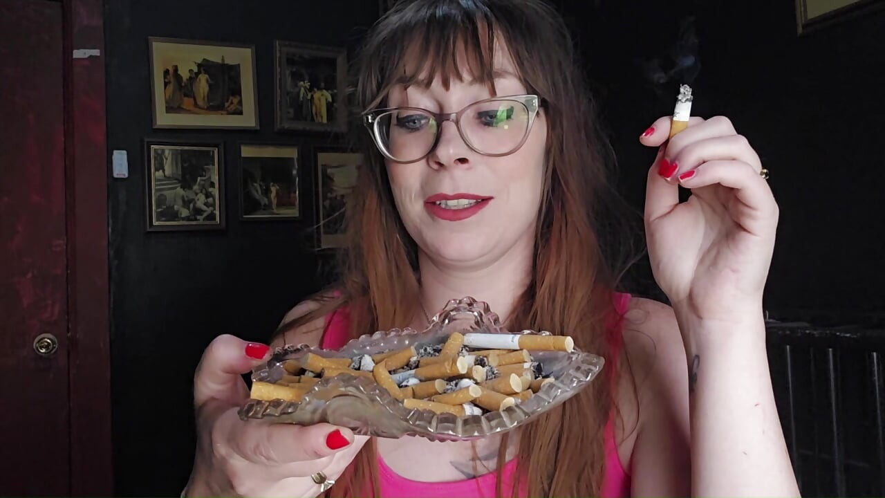 Mme Thrope Smokes et le gode qui fume dans la bouche