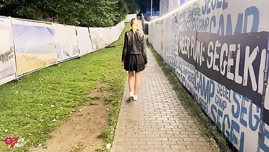 Pelacur pirang ditarik di festival rakyat dan kacau di tengah hujan !!