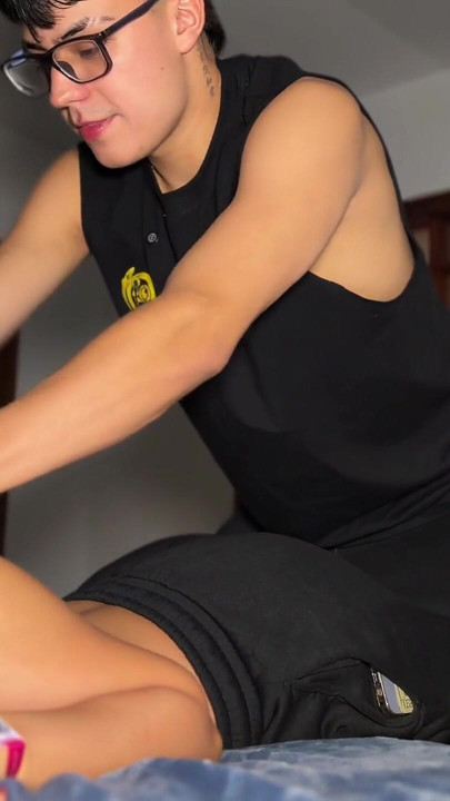 Colombian guy I met at the airport offered me a massage at my hotel, we ended up having sex and a big orgasm - | Clip 1