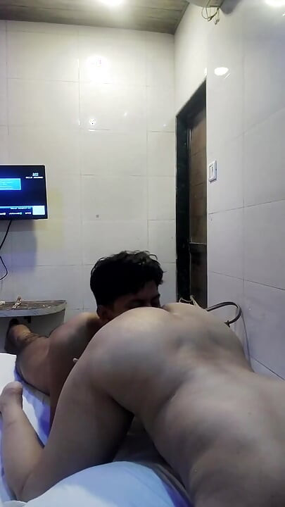 Eu como a bunda inteira da minha namorada, ela está gemendo tão forte