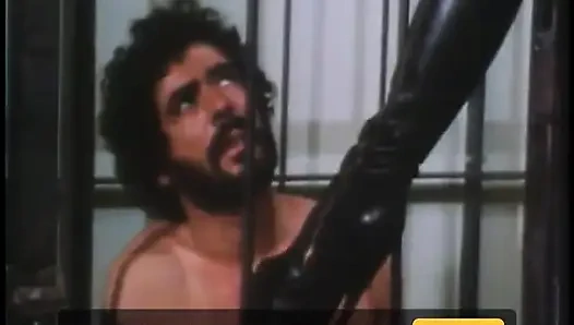 Adam ateşli sarışınların amına mum çubuğu sokuyor