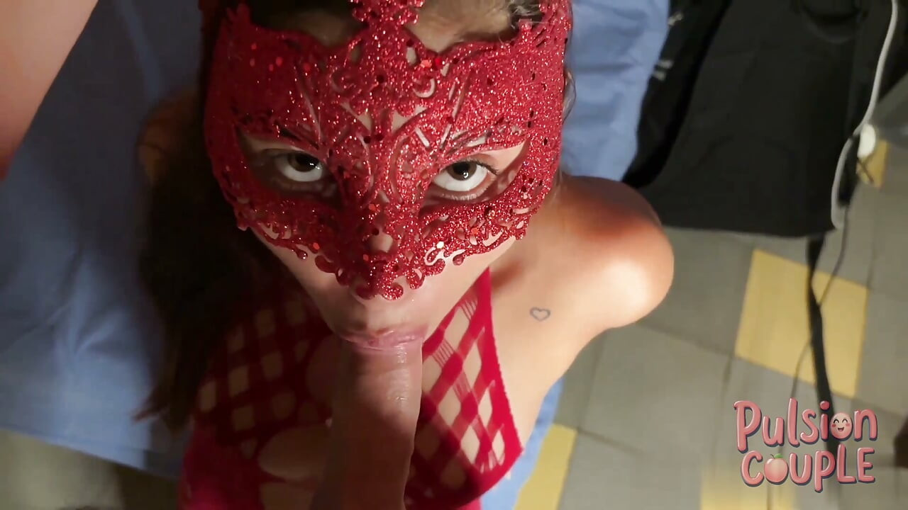 Desvirginizando uma menina mascarada de 18 anos: louca ejaculação maciça!