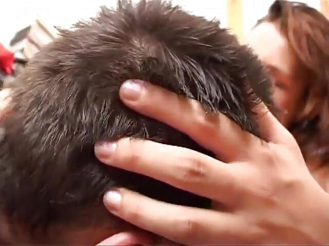 זונה איטלקית יפה אוהבת למצוץ זין