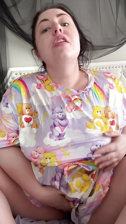 Feral Iri Güzel Orta Yaşlı Seksi Kadın Gecelikle Mastürbasyon Yapıyor