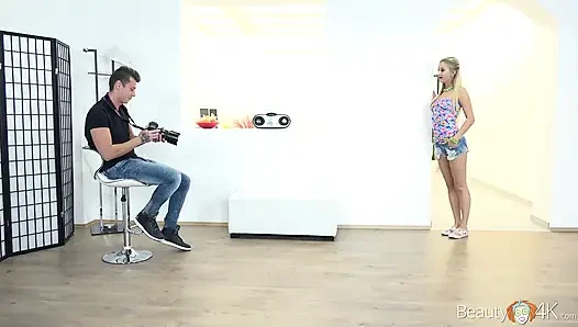 Tatlı sarışın sikiliyor