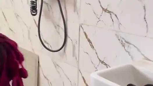 Diese geilen jungs lassen mich nicht duschen