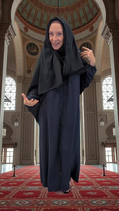 Abaya & Hijab Try On