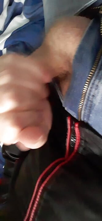 Τράνταγμα με νέο κόκκινο και μαύρο δερμάτινο μπουφάν