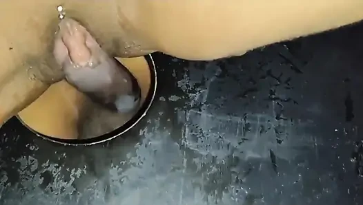 Ich liebe es, schwarzen schwanz am Gloryhole zu lutschen, ich wurde so geil, dass ich ihm sogar meinen Arsch gab!