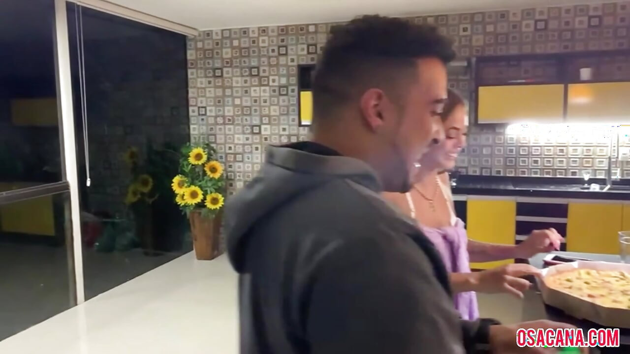 A pizzafutár nagyon jól kijött a fiatal lánnyal