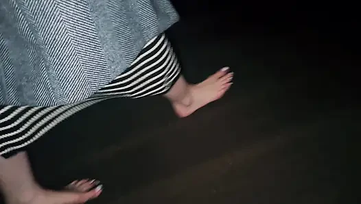 Barfuß in kaltem, squishy schlammigem Schlamm (schlammige füße)