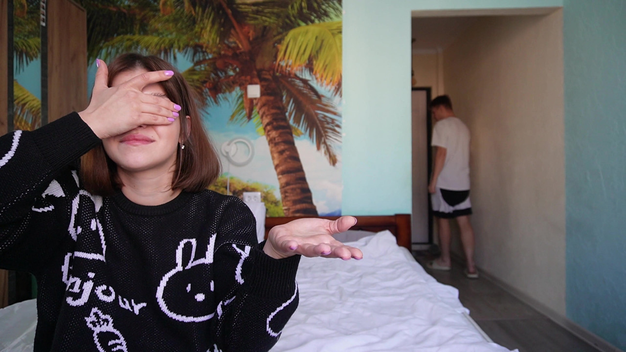 流行的在线游戏在视频博客期间变成继兄弟和继妹之间的性爱