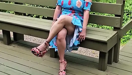OnlyFans Вуайерист посмотреть Mommy наслаждаясь летним Barbecuing мясом с ее большими сиськами на солнце
