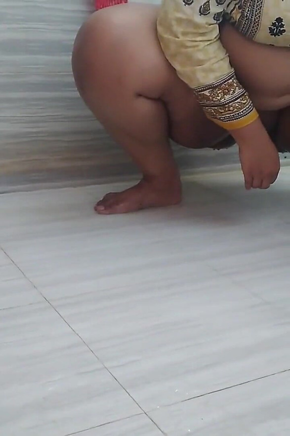 35y Old Sexy Stepaunty Masturbates While Peeing