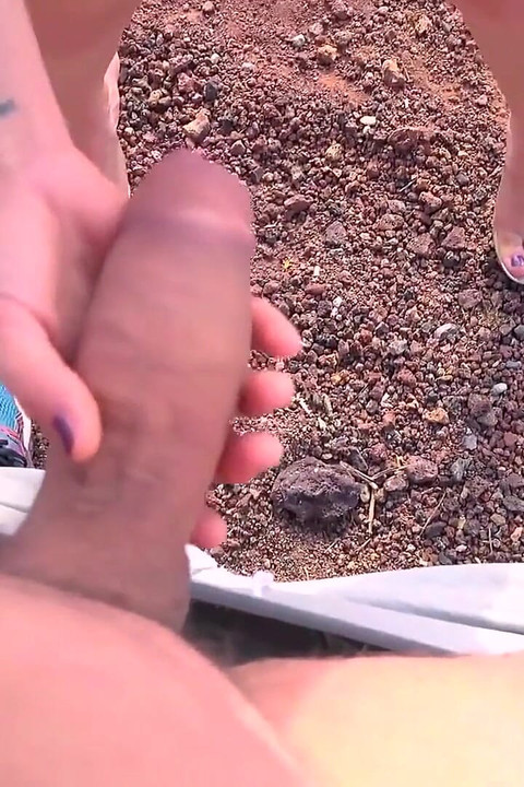 Pamela Sanchez blåser visselpipan på stranden Premium Edit PureBJ