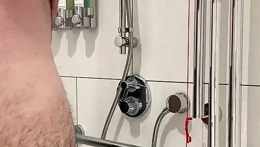 Kalın yarak ve kıllı göt duşu